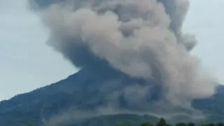 На Суматрі прокинувся вулкан. Люди втікають