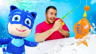 Pj Masks Türkçe - Kedi Çocuk oltayı göle düşürüyor! Balık tutma eğitici oyunlar