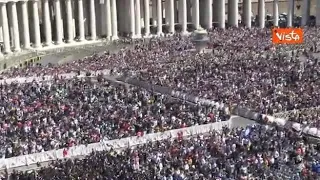 Pasqua a San Pietro, la benedizione di Papa Francesco per i fedeli in piazza