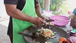 proses pembuatan rujak nek tyson.