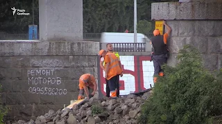 Частина пішохідного мосту у Києві обвалилася  – наслідки