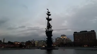 Памятник Петру I «В ознаменование 300-летия российского флота» в Москве.