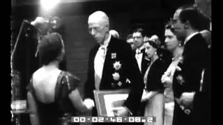 Enrico Fermi arriva a Stoccolma con la sua famiglia per ritirare il Premio Nobel per la Fisica