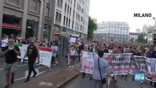 No Green Pass, le manifestazioni in tutta Italia: le immagini da Roma, Milano, Napoli e Torino