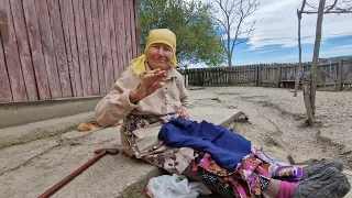 Cornel s a îmbrăcat în baba la Casuta din Padure !!