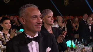 Sven-Göran Eriksson delar ut pris till årets ledare Johannes Lukas på Idrottsgalan 2024
