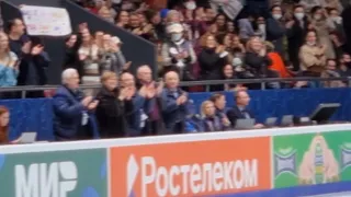 Федерация фигурного катания стоя аплодирует Камиле Валиевой после космического проката.ЧР 2022 Спб