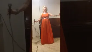 "Два берега" исполняет Елена Бажанова