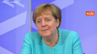 Angela Merkel stanca non riesce più a tenere gli occhi aperti in conferenza