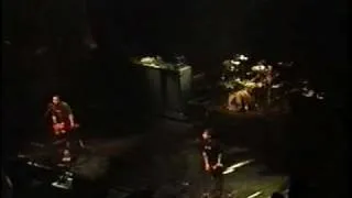 Blink 182 - 17 - Don't Leave Me (Bakersfield 2002)