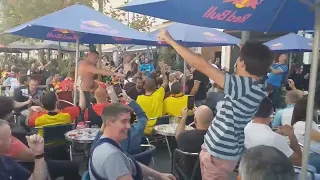 Les supporters de l'OM et du RC Lens chantent ensemble avant le match