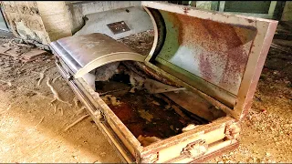 (WARNING)- Exploring The Basement Of An Abandoned Mausoleum- MUST SEE