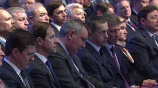 Рогозин внимательно слушает Медведева