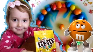 ЧТО ЕСЛИ M&Ms ЗАЛИТЬ ВОДОЙ ?!Как сделать РАДУГУ из Воды и Конфет. Опыты для детей