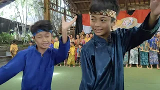 Penampilan lucu anak-anak Saung Angklung Mang Udjo