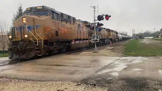 Super Fast UPRR Freight Train Booms thru crossing in Warren, IL! 4/18/2024