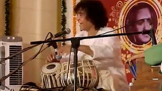 Ustad Zakir Hussain in a good mood. Glimpse from the concert "Tribute to Acharya  Jiyalal Vasant"