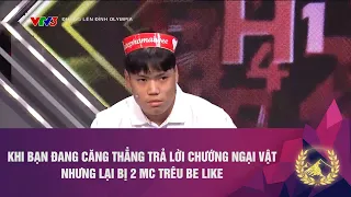 Khi bạn đang căng thẳng trả lời chướng ngại vật nhưng lại bị 2 MC trêu be like