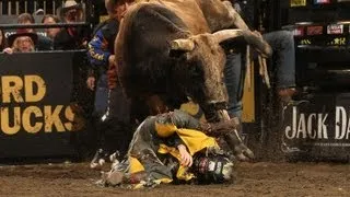 WRECK: PBR's Pistol Robinson breaks both legs at Madison Square Garden