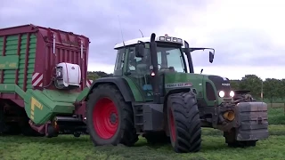 Gras oprapen met Fendt 820 Vario / Strautmann!