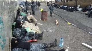 Ukraine's riot police sleep on Kiev streets after worst clashes in 70 years - BBC News