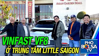 Nguyễn Hồng Phúc lái VinFast VF8 chở các nhân sĩ Bolsa ghé Phước Lộc Thọ chụp hình kỷ niệm đóng dấu