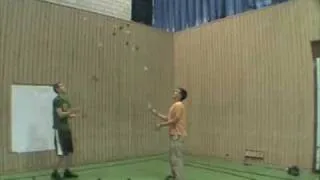 19 ball passing, a new juggling world record.