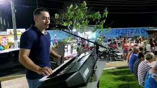 GILDENES ARAÚJO E SEUS TECLADOS CANTANDO AMADO BATISTA AO VIVO NA PRAÇA JULIO FRANÇA EM BELA CRUZ CE