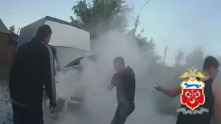 В Оренбургской области сотрудники полиции вместе с очевидцами потушили загоревшийся автомобиль