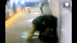 Video surveillance / bagarre entre un homme et un policier dans le metro