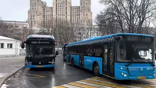 Вязаный электробус проезжает метро краснопресненская