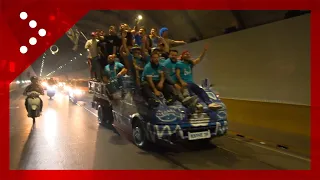 Scudetto, un furgoncino carico di tifosi sfila per le strade di Napoli in un clima di festa
