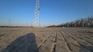 Серж Дур-Дачник. День 12 марта 2020 год. В полях. У новой опоры ЛЭП.