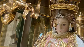 El Señor Obispo Don Jorge Alberto Cavazos entra de rodillas ante el Altar de la Virgen de San Juan