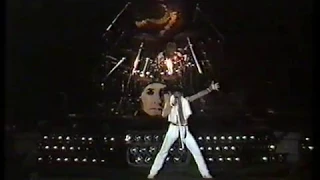 Queen-"We will rock you/We are the Champions" live at Milton Keynes (TV Version)