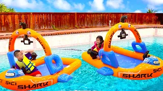 Jannie Finge Jugar a Nadar en la Piscina | Juguetes de la Piscina para Niños del Barco Inflable