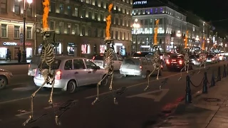 Скелеты танцуют на Невском проспекте