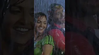 Tu Akeli Main Akela 😉 #dilbara #dhoom #udaychopra #eshadeol #monsoon #rainyday #dancesong #yrfshorts