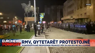 Tensione në Shkup, protestuesit thyejnë xhamat e ministrisë, lëndohen 4 policë, raportim live