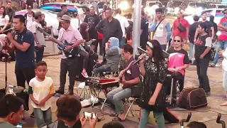 Tiga lagu sedap di Redeem Buskers....Putri Megastar