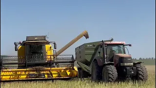 New Holland+Case Puma 210 з перевантажувачем у роботі