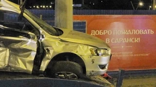 мицубиси снесла бетонные блоки - пассажир погиб, водитель сбежал
