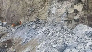 Сильнейший камнепад обрушился на трассу Душанбе – Чанак в Таджикистане