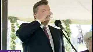 Янукович: Саша ну шо ти? Налий, шоб мені соромно не було!