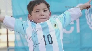 Niño de Afganistán recibe una camiseta firmada por Lionel Messi