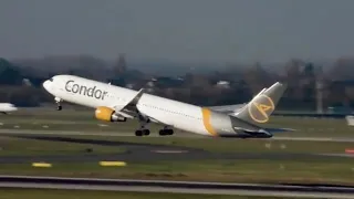Condor Boeing 767-300 Flugzeug Start am Flughafen Düsseldorf