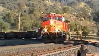 BNSF trains meet at Tehachapi Loop