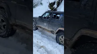 Jeep Cherokee и УаЗ по снегу.