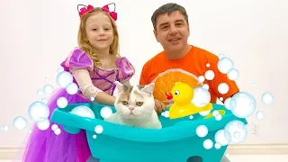 Nastya and dad bathe their cat