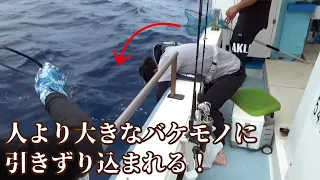 象を超えるパワーを持つ魚に大の大人が引きずり込まれ船上騒然